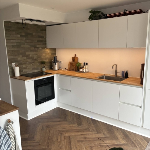 Renovering af køkken i farverne hvid og træ