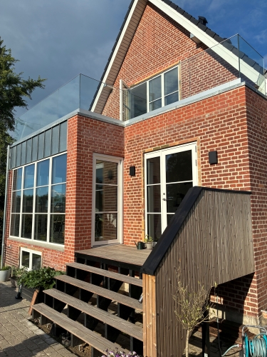 Totalentreprise af rødt murstenshus med flotte detaljer