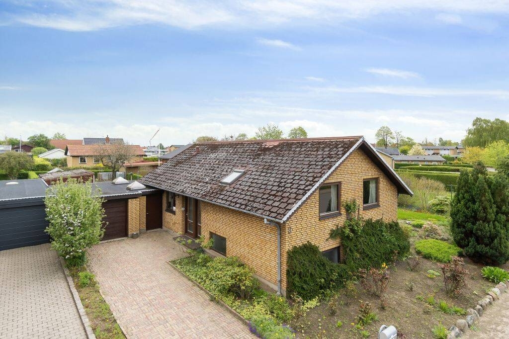 Tagudskiftning i Fredericia p gult hus